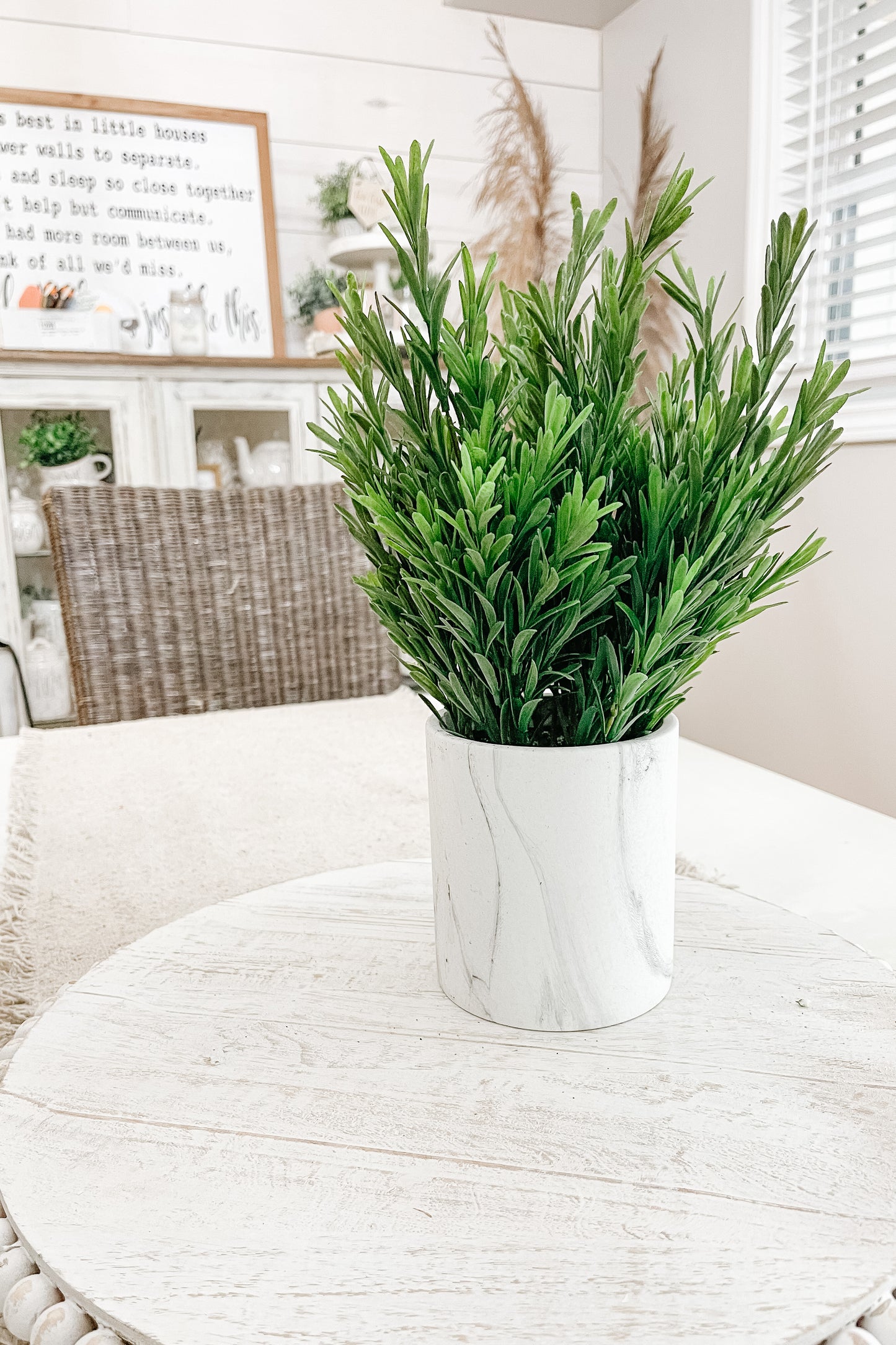 Faux eucalyptus dans un pot mat